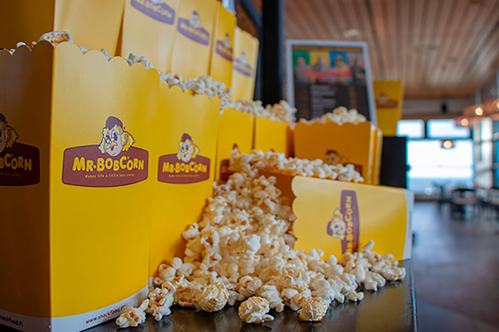 Elokuvateatteri Cinema Levi Summit tarjoaa uusimpia elokuvia suurelta näytöltä sekä elokuvaherkkuja, kuten popcornia.