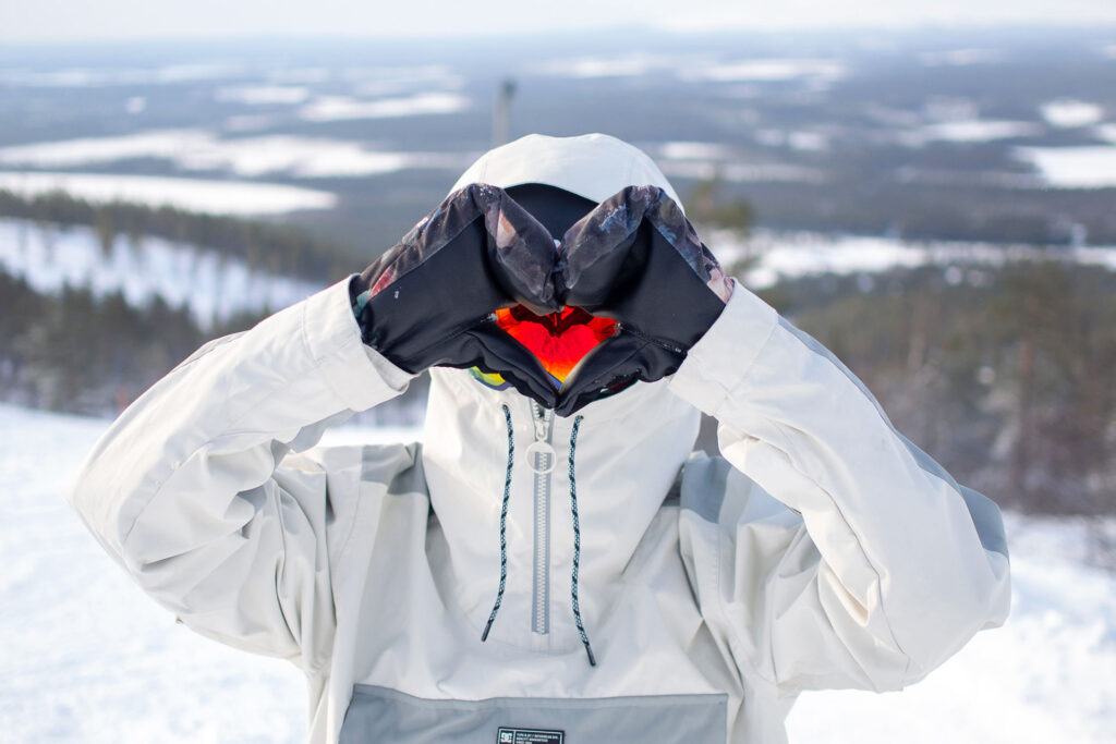 Laskettelija tekee käsillään sydän symbolin Levin laskettelurinteessä talvipäivänä.