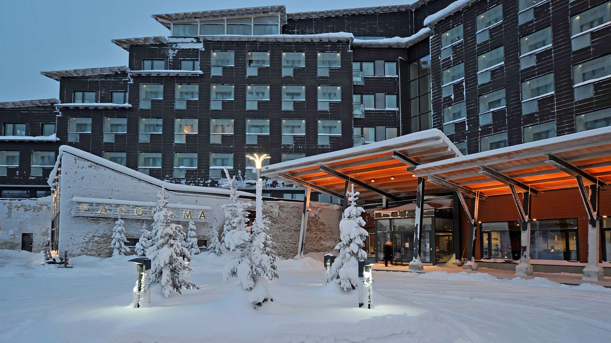 Hotel Levi Panoraman pääsisäänkäynti talvella lumiasussa.