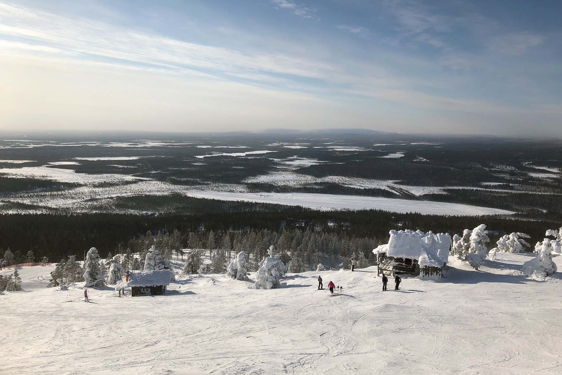 Talvloman viettäjät Levillä voivat vierailla joulupukin mkillä, joka suosittu Instagram kuvauskohde.