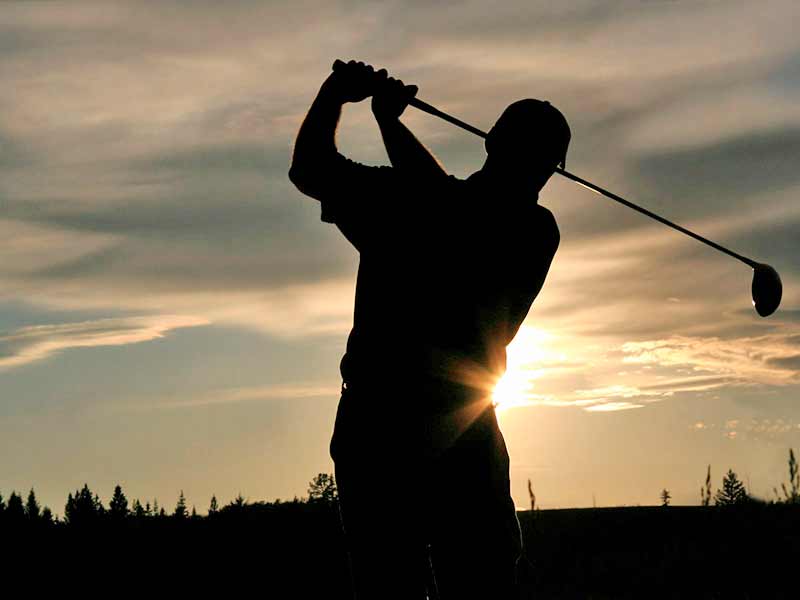 Golfaaja kesäyössä Levin Taalojärven golfkentällä.