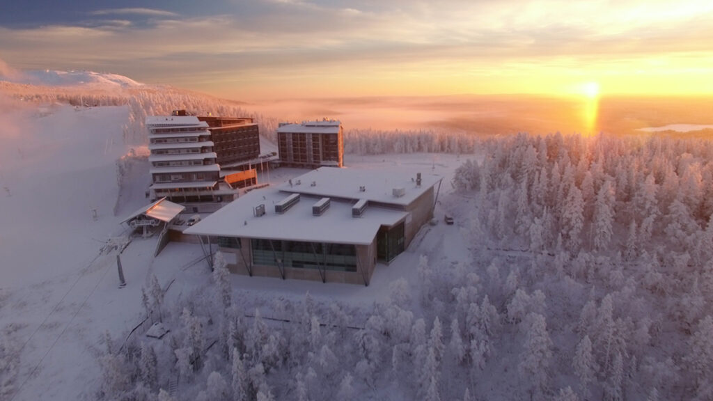 hotel Levi panorama på den främre sluttningen av Levi en vintermorgon.